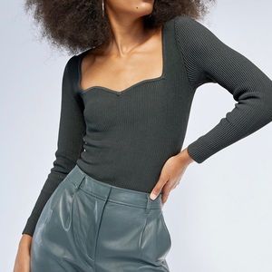 Aritzia Babaton Sculpt sweetheart long sleeve shirt